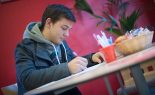 Pour donner son sang, il faut répondre à un questionnaire très précis qui reflète les exigences de l'EFS.